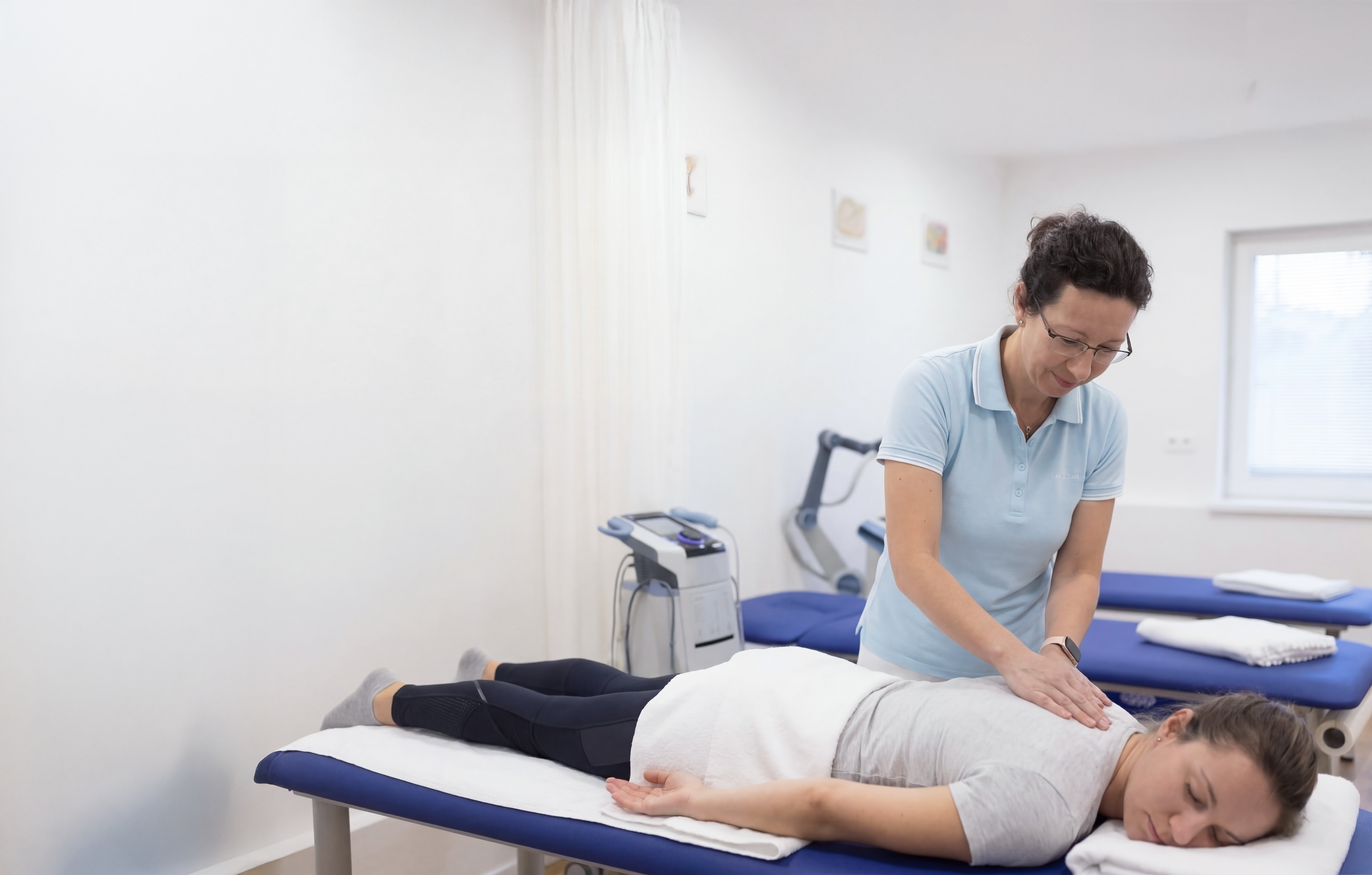 Fyzioterapeutka ošetruje pacientku