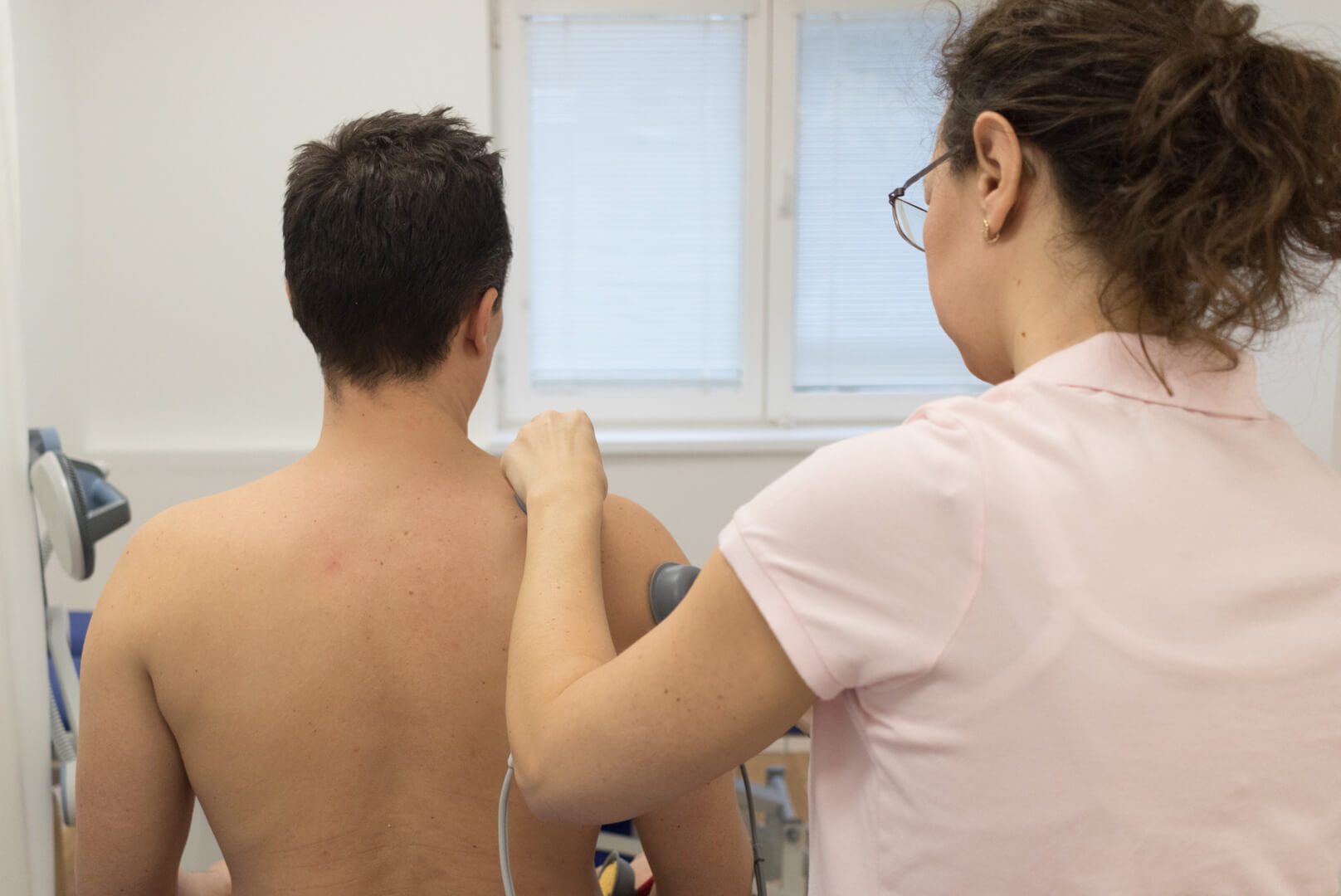 elektroliečba na plecový kĺb